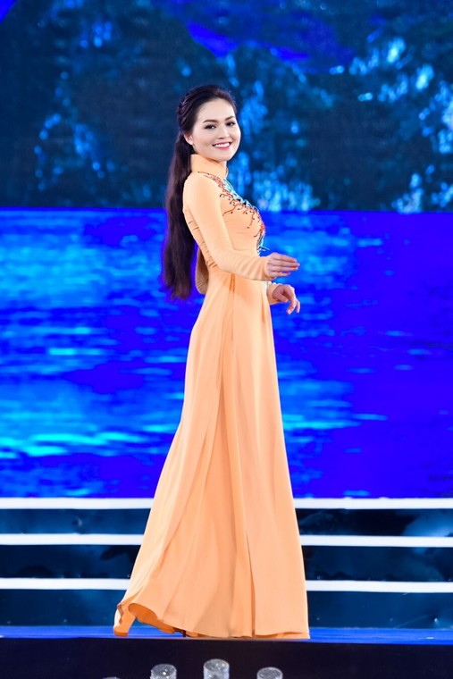 Me man ngam thi sinh Hoa hau Viet Nam dien ao dai-Hinh-9